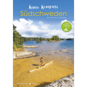 Dalsland, Paddler am sandigen Strand, Felsen im Wasser