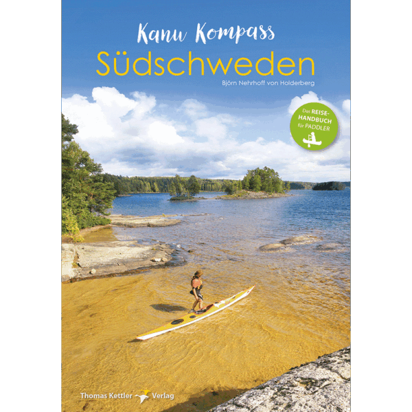 Dalsland, Paddler am sandigen Strand, Felsen im Wasser